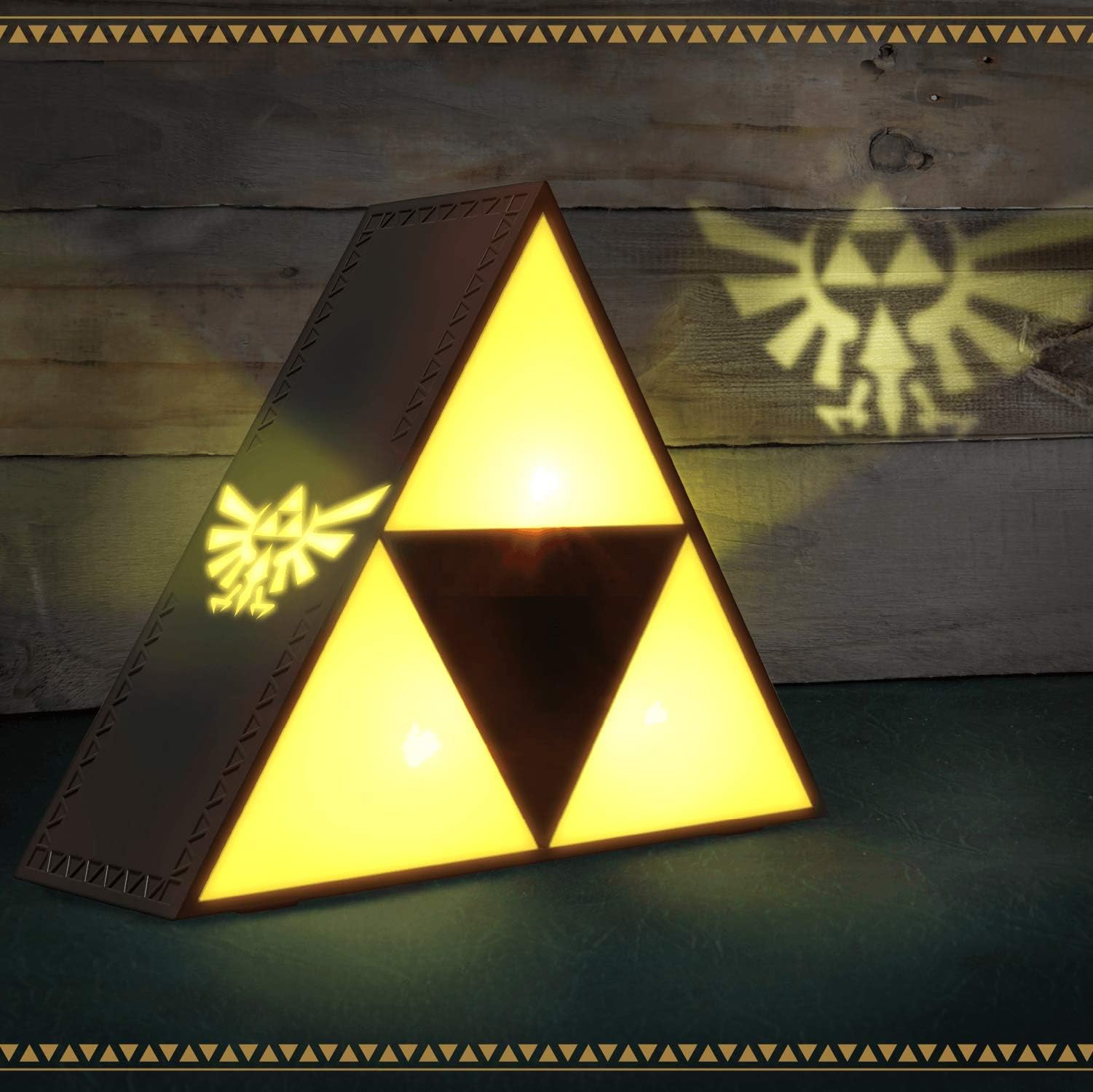 Paladone Legend of Zelda Triforce Hero Night Light, Projects The
